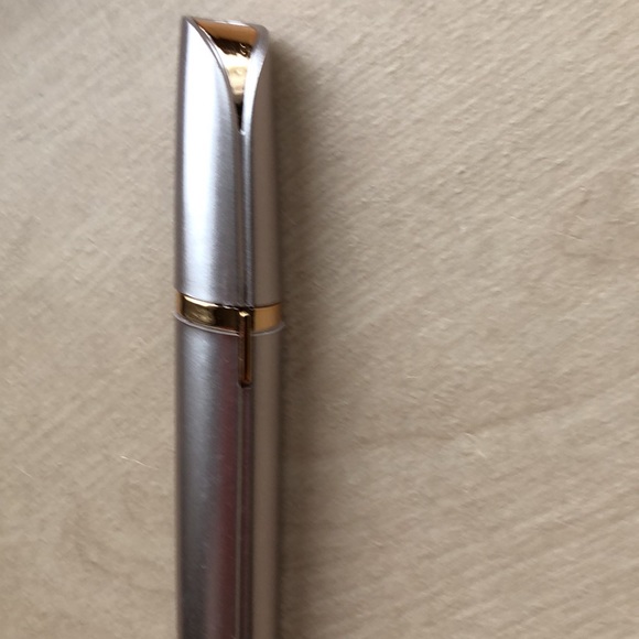 Eyebrow trimmer - Picture 2 of 4